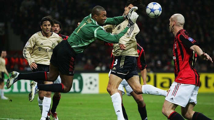 MILAN, ITALY - MARCH 08: Goalkeeper Dida (2nd-L) of Milan saves a header of Michael Ballack (C) of Bayern Munich during the UEFA Champions League Round of 16 second leg match between AC Milan and Bayern Munich at the Giuseppe Meazza Stadium on March 8, 2006 in Milan, Italy. (Photo by Sandra Behne/Bongarts/Getty Images)