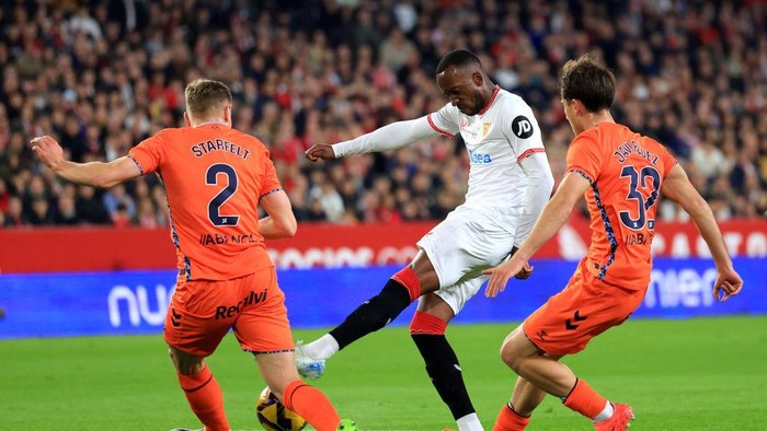  Dodi Lukebakio of Sevilla FC misses a chance whilst under pressure from Carl Starfelt and Javi Rodriguez of Celta Vigo during the LaLiga match between Sevilla FC and RC Celta de Vigo at Estadio Ramon Sanchez Pizjuan on December 14, 2024 in Seville, Spain. (Photo by Fran Santiago/Getty Images)