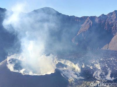 Momen Gunung Raung Erupsi Terekam Kamera Pendaki