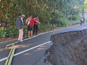 Jalan Ambles di Tampaksiring Putus Jalur Wisata Pejeng Gianyar Jalan Ambles di Tampaksiring Putus Jalur Wisata Pejeng Gianyar
