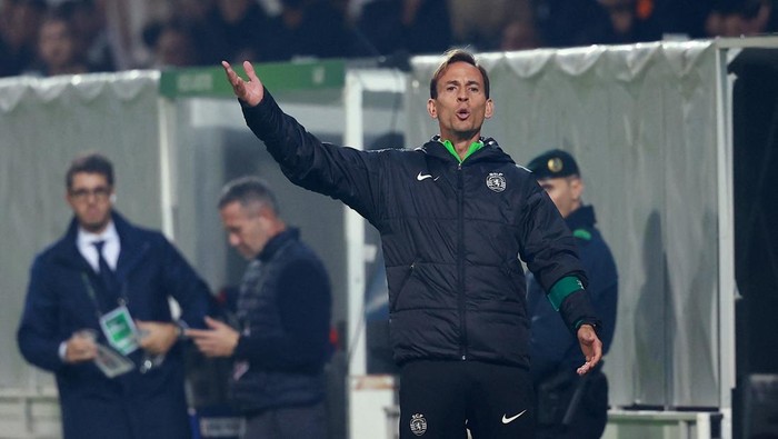 Soccer Football - Primeira Liga - Moreirense v Sporting CP - Parque de Jogos Comendador Joaquim de Almeida Freitas, Moreira de Conegos, Portugal - December 5, 2024 Sporting CP coach Joao Pereira reacts REUTERS/Pedro Nunes