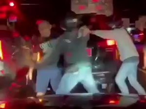 Detik-detik Kajari Kediri Dikeroyok hingga Letuskan Tembakan ke Udara Detik-detik Kajari Kediri Dikeroyok hingga Letuskan Tembakan ke Udara