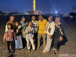 Cerita Iwan Tempuh 13 Jam Sumsel-Jakarta demi Liburan ke Monas Saat Natal
