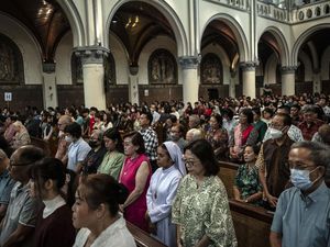 Khidmat Misa Natal di Gereja Katedral