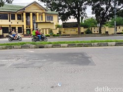 Lubang Besar di Jalan SM Raja Dekat Fly Over Amplas Sudah Ditambal
