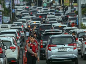Video: Polisi Berlakukan One Way Arah Jakarta, Kendaraan Menuju Puncak Disetop Video: Polisi Berlakukan One Way Arah Jakarta, Kendaraan Menuju Puncak Disetop