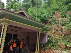 Longsor Timpa 9 Rumah Warga di Trenggalek