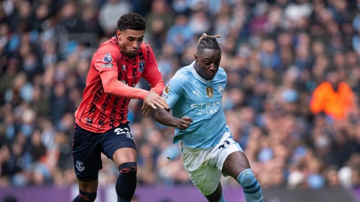 MANCHESTER, ENGLAND - FEBRUARY 10: Jeremy Doku of Manchester City is challenged by Ben Godfrey of Everton during the Premier League match between Manchester City and Everton FC at Etihad Stadium on February 10, 2024 in Manchester, England. (Photo by Joe Prior/Visionhaus via Getty Images)