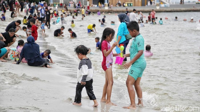Menikmati Libur Natal di Pantai Ancol Sejumlah hadirin menikmati situasi pantai di tempat Ancol Taman Impian, Jakarta Utara, Rabu (25/12/2024). Menurut keterangan pengurus Ancol data hadirin di saat piknik Natal meraih 20.000 pada jam 12.00 WIB.
