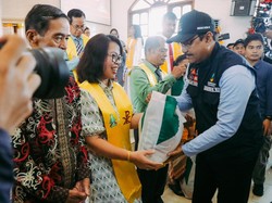 Hari Natal, Mensos Beri Bantuan ke Jemaat Gereja Korban Banjir di Makassar