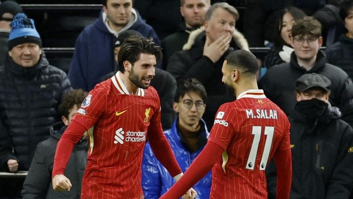 Soccer Football - Premier League - Tottenham Hotspur v Liverpool - Tottenham Hotspur Stadium, London, Britain - December 22, 2024 Liverpools Dominik Szoboszlai celebrates scoring their third goal with Mohamed Salah Action Images via Reuters/John Sibley EDITORIAL USE ONLY. NO USE WITH UNAUTHORIZED AUDIO, VIDEO, DATA, FIXTURE LISTS, CLUB/LEAGUE LOGOS OR LIVE SERVICES. ONLINE IN-MATCH USE LIMITED TO 120 IMAGES, NO VIDEO EMULATION. NO USE IN BETTING, GAMES OR SINGLE CLUB/LEAGUE/PLAYER PUBLICATIONS. PLEASE CONTACT YOUR ACCOUNT REPRESENTATIVE FOR FURTHER DETAILS..
