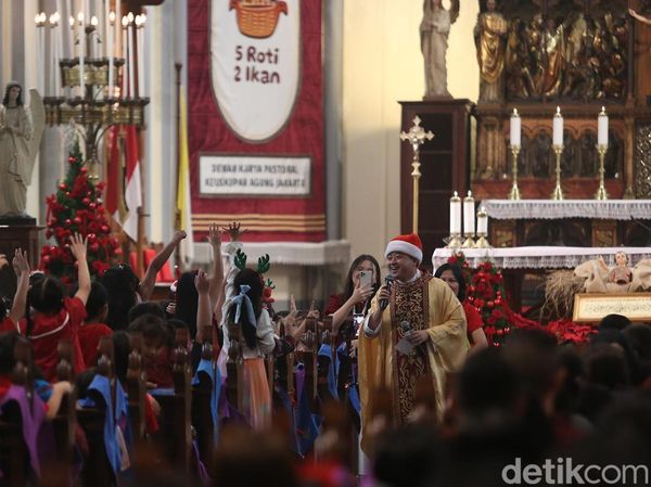Momen Misa Keluarga di Gereja Katedral Jakarta