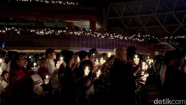 Momen Misa Natal di Gereja Bethany Surabaya