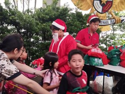 Gereja Katedral Jakarta Bagikan Bingkisan di Misa Keluarga Natal 2024