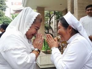 Rayakan Natal di Keuskupan Agung, Mbak Ita Pamit dengan Linangan Air Mata Rayakan Natal di Keuskupan Agung, Mbak Ita Pamit dengan Linangan Air Mata
