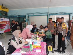 Cegah Kecelakaan, 21 Sopir Bus di Mojokerto Dites Urine-Kesehatan
