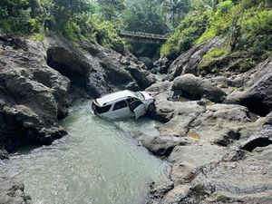 Terios Terjun ke Sungai di Kalianget Kebumen, Sopir Dilarikan ke RS