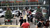 Pohon Natal Hiasi Stasiun Pasar Senen