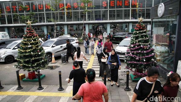 Pohon Natal Hiasi Stasiun Pasar Senen