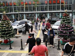 Pohon Natal Hiasi Stasiun Pasar Senen