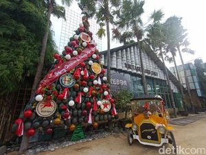 Video: Makna Pohon Natal yang Dibuat dari 150 Topi Bekas Tentara Video: Makna Pohon Natal yang Dibuat dari 150 Topi Bekas Tentara