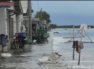 Pesisir Utara Karawang Diterjang Rob: Perlu Penanganan Permanen