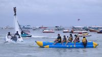 Potret Keseruan Liburan Natal di Pantai Tanjung Benoa Bali