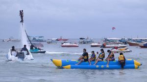 Potret Keseruan Liburan Natal di Pantai Tanjung Benoa Bali