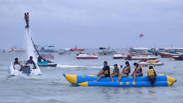 Potret Keseruan Liburan Natal di Pantai Tanjung Benoa Bali
