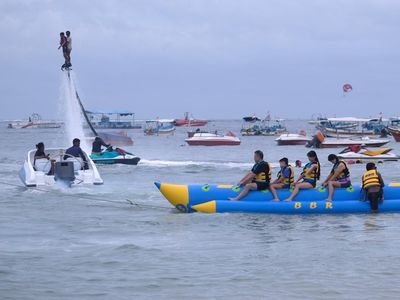 Potret Keseruan Liburan Natal di Pantai Tanjung Benoa Bali