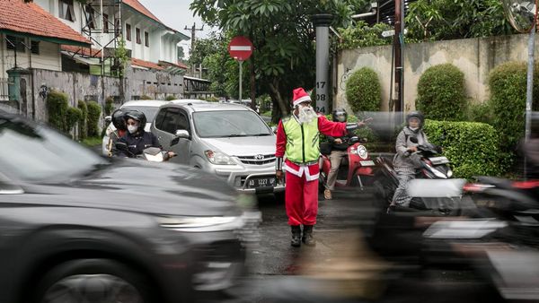 Potret Unik Sinterklas Atur Lalu Lintas di Solo