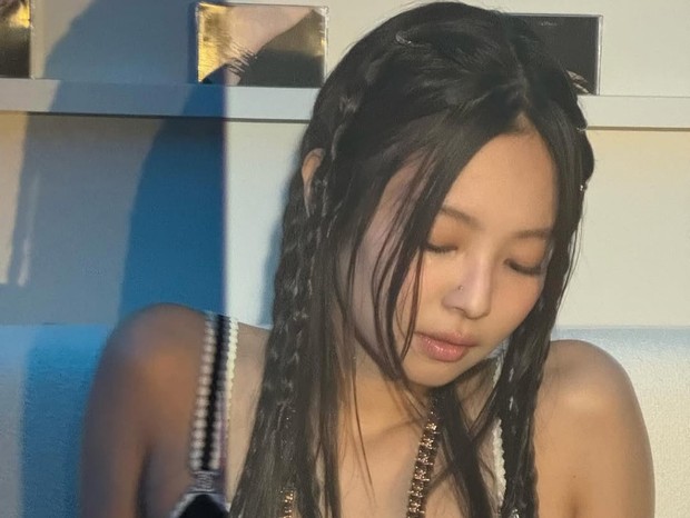 Rambut kepang ala Jennie (Foto: Instagram @jennierubyjane)