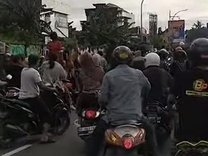 Pengantar Jenazah-Pengendara Ribut di Pettarani Makassar gegara Geber Motor Pengantar Jenazah-Pengendara Ribut di Pettarani Makassar gegara Geber Motor