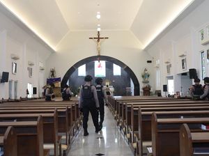 Perayaan Natal, Polisi Sterilisasi Sejumlah Gereja di Surabaya Utara Perayaan Natal, Polisi Sterilisasi Sejumlah Gereja di Surabaya Utara