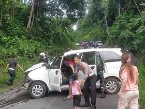 Truk Boks Tabrak 3 Kendaraan karena Tak Kuat Menanjak di Jalur Wisata Lampung Truk Boks Tabrak 3 Kendaraan karena Tak Kuat Menanjak di Jalur Wisata Lampung