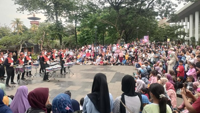 Taman Mini Indonesia Indah (TMII) menjadi salah satu tempat rekreasi di tempat Jakarta Timur yang menjadi opsi masyarakat. Di momen Natal kali ini, setidaknya 17 ribu hadirin memutuskan berlibur di TMII.