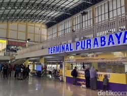 19 Ribu Penumpang Padati Terminal Purabaya di Libur Natal