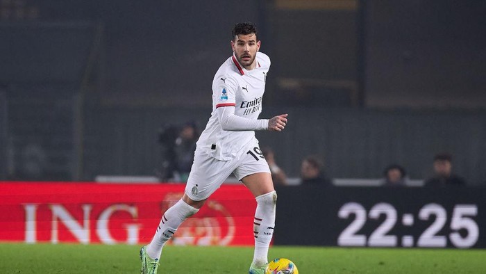 VERONA, ITALY - DECEMBER 20: Theo Hernandez of AC Milan in action during the Serie A match between Hellas Verona and AC Milan at Stadio Marcantonio Bentegodi on December 20, 2024 in Verona, Italy. (Photo by Emmanuele Ciancaglini/Ciancaphoto Studio/Getty Images)