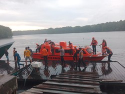 Tim Gabungan Polres Bontang Evakuasi Korban Selamat Kapal Tenggelam