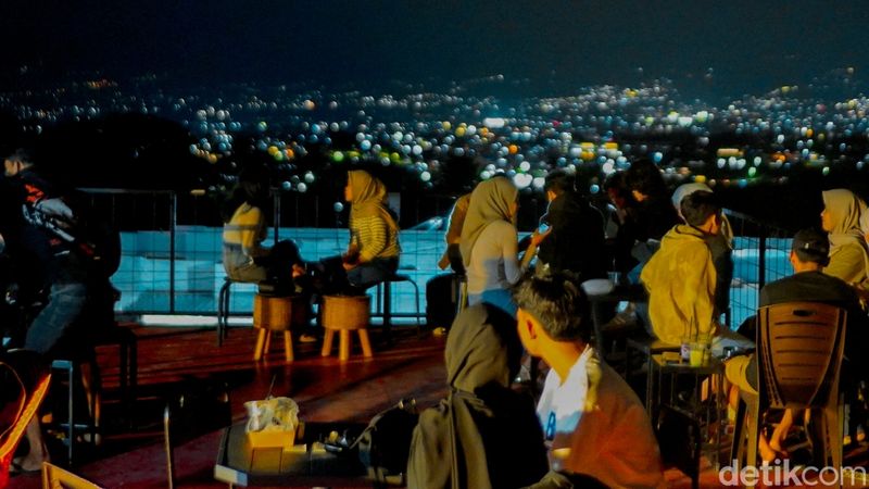Titik Ngopi menyuguhkan pemandangan indah perkotaan Garut