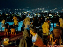 Asyik! Ngopi di Garut Pemandangan Kota Malam Hari dan Gunung Cikuray