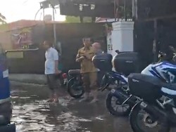 Walkot Eri Sidak Lokasi Banjir di Surabaya Sampai Pagi