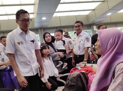 Wamen BUMN Tinjau Arus Mudik Nataru di Stasiun Pasar Senen
