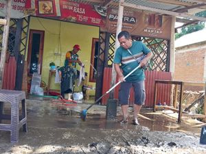 Banjir Surut, Warga Kota Malang Bersihkan Rumah dari Lumpur