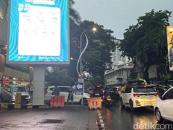 Warga Surabaya Serbu Mal saat Libur Natal, Berburu Diskon-Hadiah dari Santa