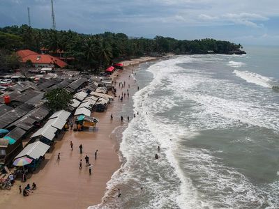 Waspada Gelombang Tinggi Saat Libur Akhir Tahun