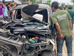 Truk Adu Banteng dengan Xpander di Ponorogo gegara Sopir Ngantuk