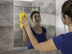 3 Cara Bersihkan Kerak Air di Cermin Pakai Bahan yang Ada di Rumah