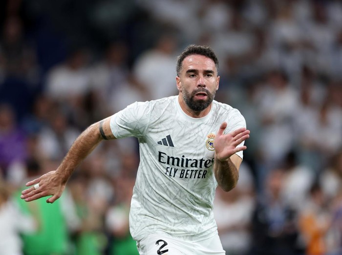 MADRID, SPAIN - OCTOBER 05: Daniel Carvajal of Real Madrid CF warms up before the LaLiga match between Real Madrid CF and Villarreal CF  at Estadio Santiago Bernabeu on October 05, 2024 in Madrid, Spain. (Photo by Gonzalo Arroyo Moreno/Getty Images)