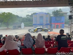 Pasutri Kembangan Ajak Anak Nonton Aksi Stuntman Kelas Dunia di TMII